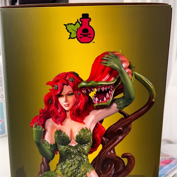 12” Poison Ivy Statue by IKON LE 200 SOLD OUT - Picture 13 of 15